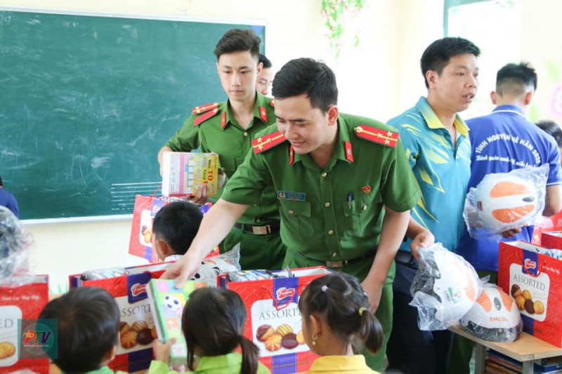 Phó Bí thư Đoàn ghi dấu với hàng nghìn bữa cơm miễn phí cho trẻ em vùng cao -0