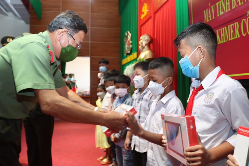 Trao 30 máy tính bảng cho con cán bộ chiến sĩ Công an tỉnh Trà Vinh -0