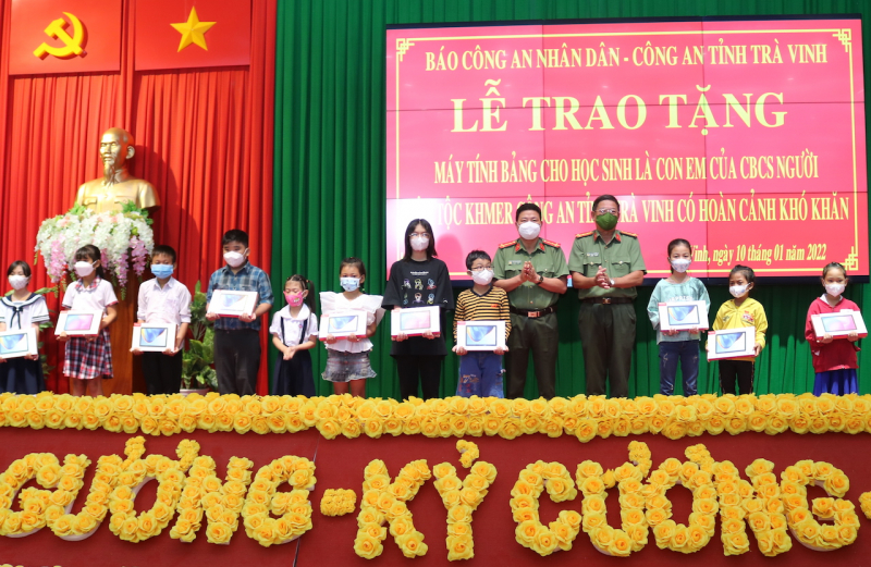 Trao 30 máy tính bảng cho con cán bộ chiến sĩ Công an tỉnh Trà Vinh -0