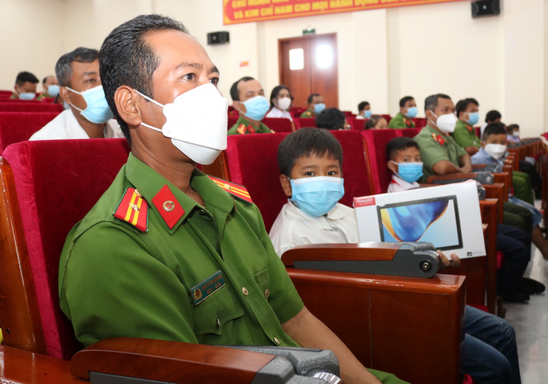 Trao 30 máy tính bảng cho con cán bộ chiến sĩ Công an tỉnh Trà Vinh -0