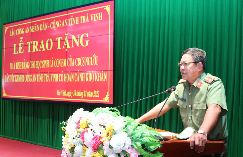 Trao 30 máy tính bảng cho con cán bộ chiến sĩ Công an tỉnh Trà Vinh -0