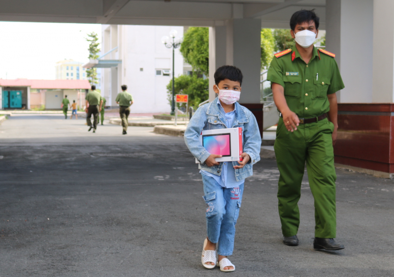 Trao 30 máy tính bảng cho con cán bộ chiến sĩ Công an tỉnh Trà Vinh -0