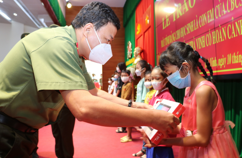 Trao 30 máy tính bảng cho con cán bộ chiến sĩ Công an tỉnh Trà Vinh -0