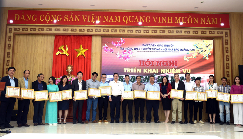 Phóng viên Báo CAND nhận Bằng khen của Chủ tịch UBND tỉnh Quảng Nam -0