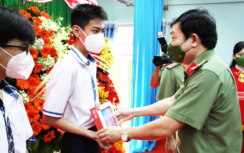 Báo CAND trao 30 máy tính bảng tặng con CBCS dân tộc Khmer  -0