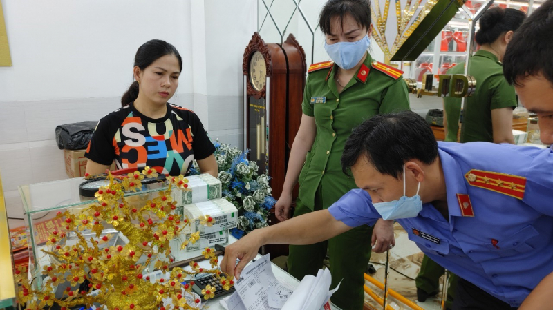 Bắt quả tang chủ tiệm vàng ở An Giang đang mua bán vàng lậu -0