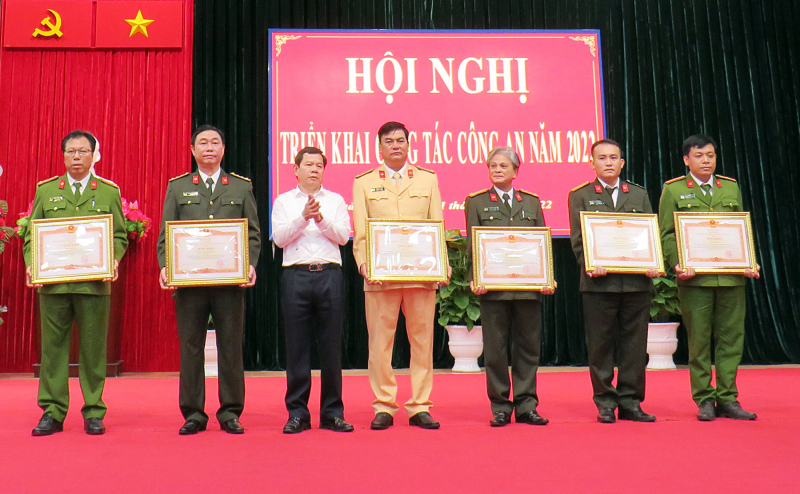 Đẩy mạnh đấu tranh với nạn tham nhũng “vặt” -0