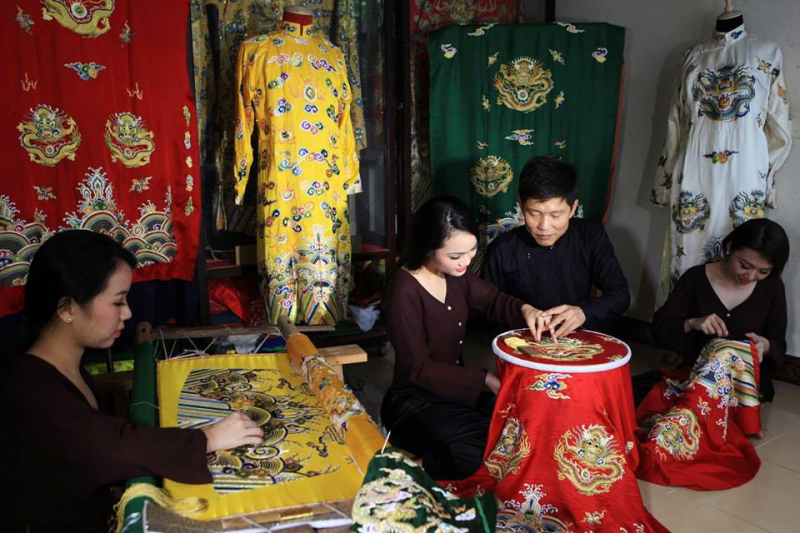 Làng thêu long bào ở Hà Nội -0