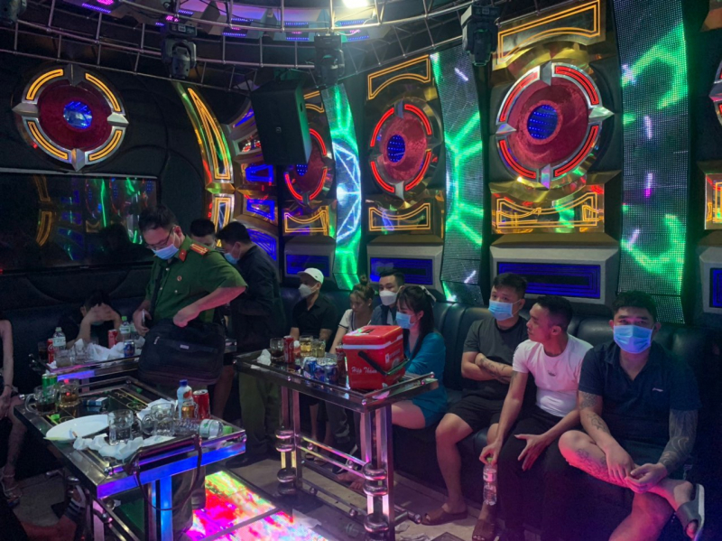 Nhiều nhóm thanh niên 