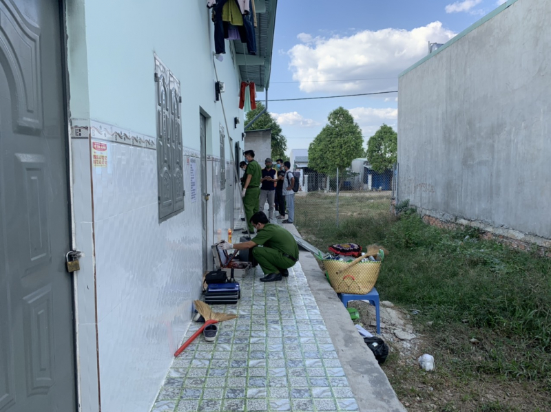 Người phụ nữ chết trong phòng trọ, thi thể bị bó chặt trong một chiếc chăn -0