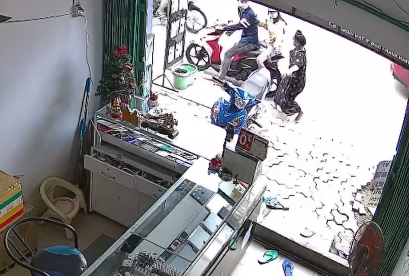 Bà chủ tiệm nhanh tay khống chế cặp đôi dàn cảnh cướp điện thoại -0