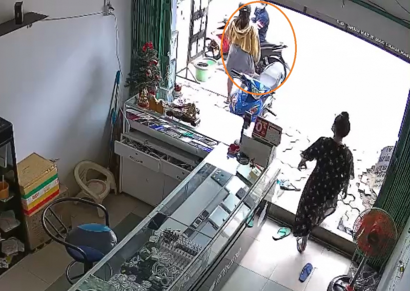 Bà chủ tiệm nhanh tay khống chế cặp đôi dàn cảnh cướp điện thoại -0