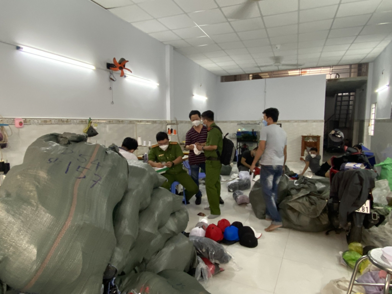 Khởi tố, bắt tạm giam 6 bị can trong đường dây sản xuất, buôn bán hàng giả -0
