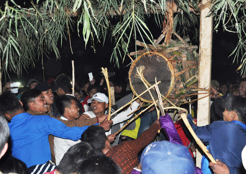 Đi lễ hội đập trống của người Ma Coong -0