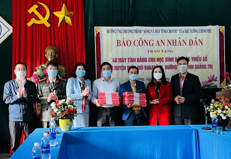 Báo CAND tặng máy tính bảng cho học sinh nghèo vùng cao -0