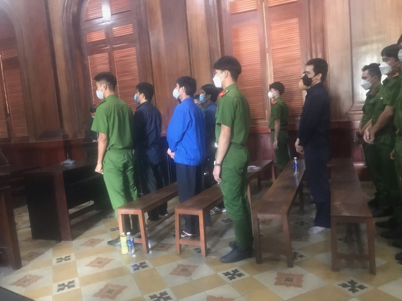 Băng nhóm tạt sơn, mắm tôm vào quán phở để đòi nợ lãnh gần 19 năm tù -0