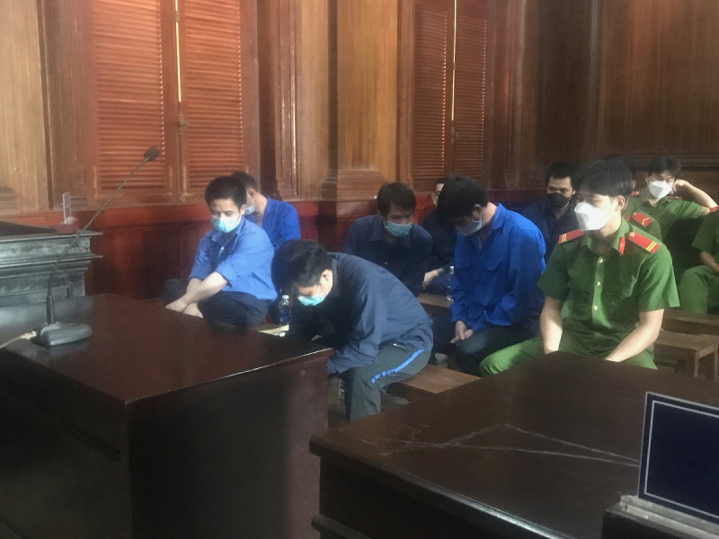 Băng nhóm tạt sơn, mắm tôm vào quán phở để đòi nợ lãnh gần 19 năm tù -1