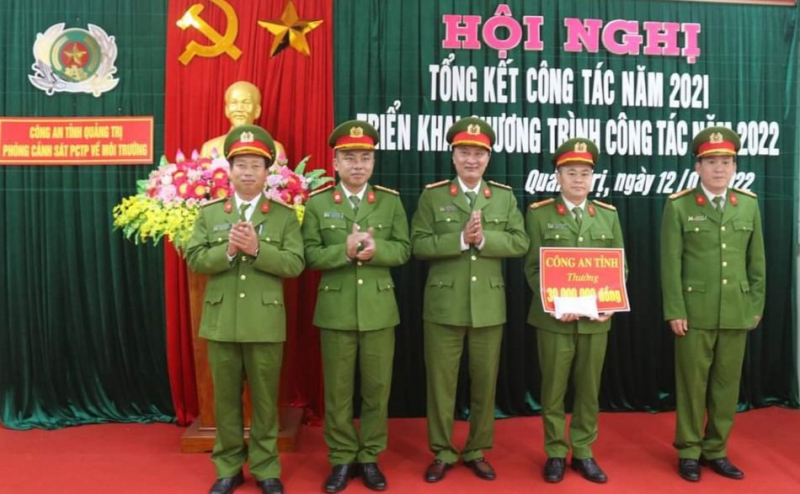 Thưởng “nóng” vụ bắt giữ đối tượng vận chuyển trái phép 4 cá thể tê tê -0