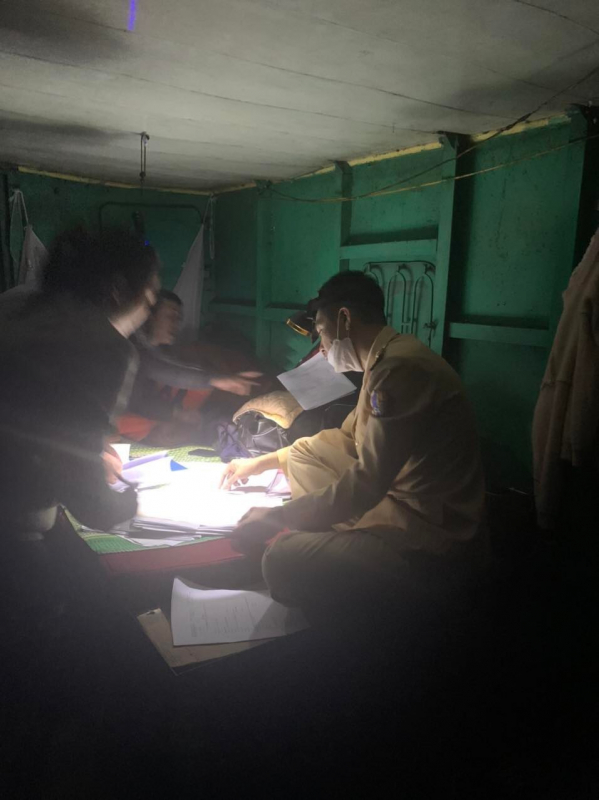 Cảnh sát mật phục bắt 2 tàu khai thác cát trái phép trên sông Đà -0