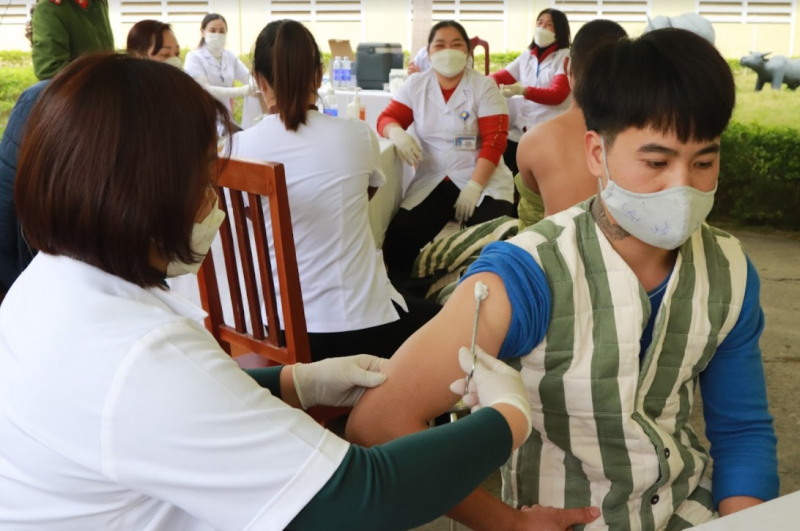 Tiêm vaccine phòng COVID-19 cho các can, phạm nhân tại Trại tạm giam Công an tỉnh Sơn La -0