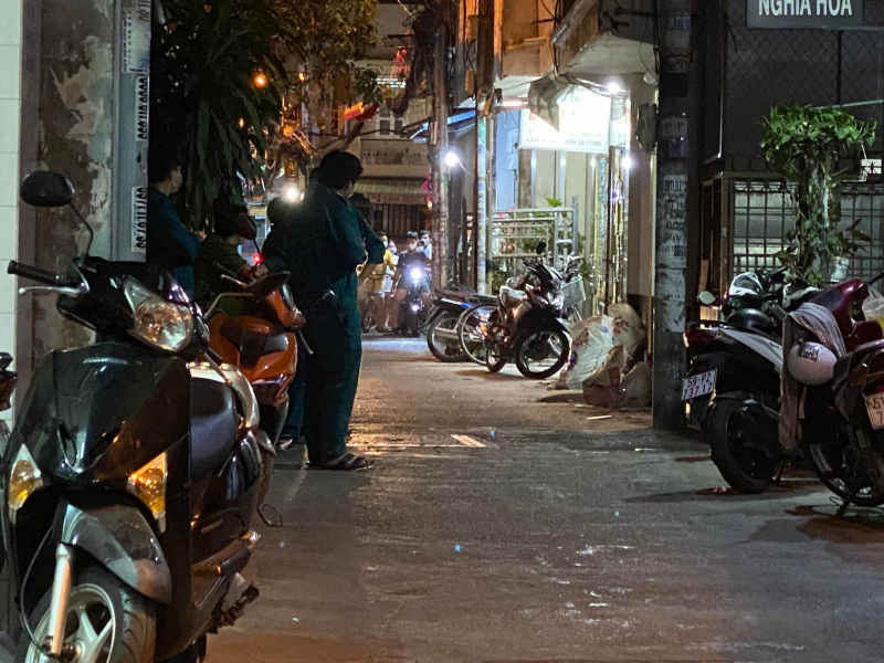 Con trai nghi phê ma túy đâm cha nguy kịch -0