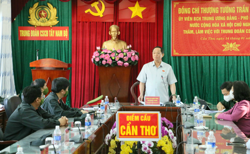 Phó Chủ tịch Quốc hội Trần Quang Phương thăm, làm việc với Trung đoàn CSCĐ Tây Nam Bộ  -0