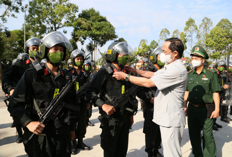 Phó Chủ tịch Quốc hội Trần Quang Phương thăm, làm việc với Trung đoàn CSCĐ Tây Nam Bộ  -0