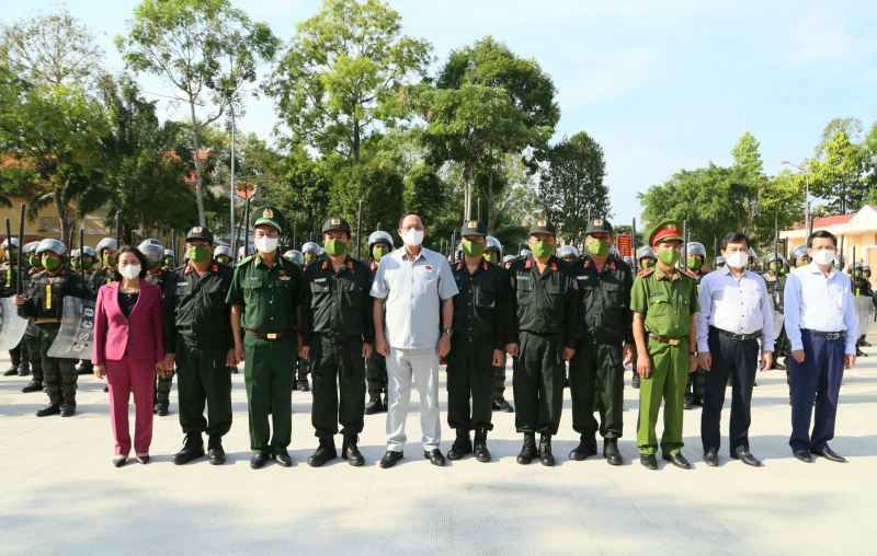 Phó Chủ tịch Quốc hội Trần Quang Phương thăm, làm việc với Trung đoàn CSCĐ Tây Nam Bộ  -0