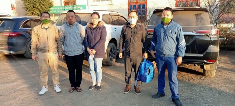 Công an xã đưa người bị rối loạn thần kinh về với gia đình -0