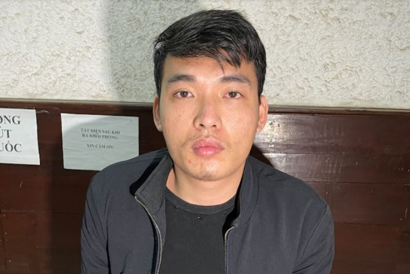 Bắt kẻ cướp trắng trợn bông tai của bé gái 8 tuổi tại cổng trường học -0