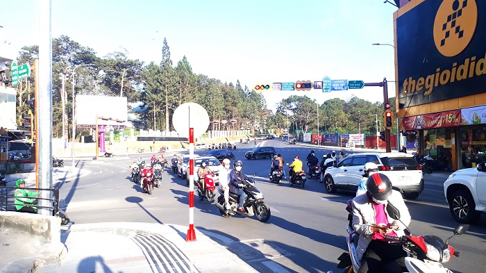 Tết này, Đà Lạt có đèn xanh đỏ -0