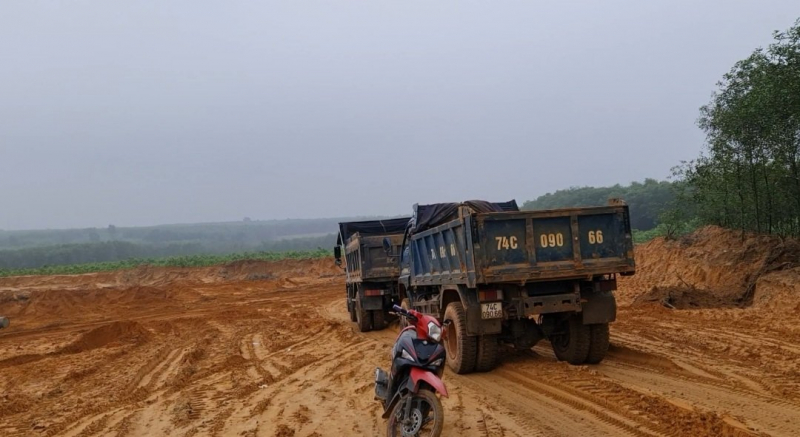 Múc, lấy đất, cát bán trái phép suốt hơn 2 năm nhưng không bị xử lý.  -0