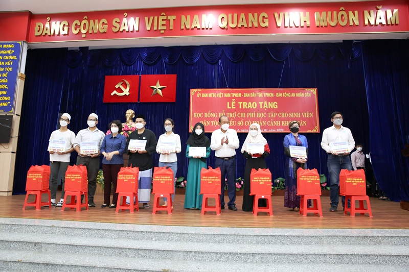 Trao 50 xuất học bỗng cho học sinh, sinh viên dân tộc thiểu số tại TP Hồ Chí Minh -0