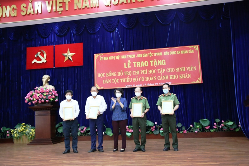 Trao 50 xuất học bỗng cho học sinh, sinh viên dân tộc thiểu số tại TP Hồ Chí Minh -0