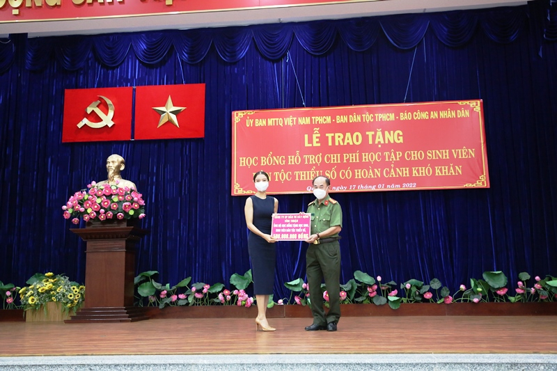 Trao 50 xuất học bỗng cho học sinh, sinh viên dân tộc thiểu số tại TP Hồ Chí Minh -1