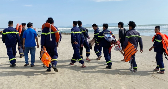 Khách du lịch bị đuối nước được cảnh sát cứu kịp thời -0