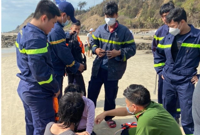 Khách du lịch bị đuối nước được cảnh sát cứu kịp thời -0