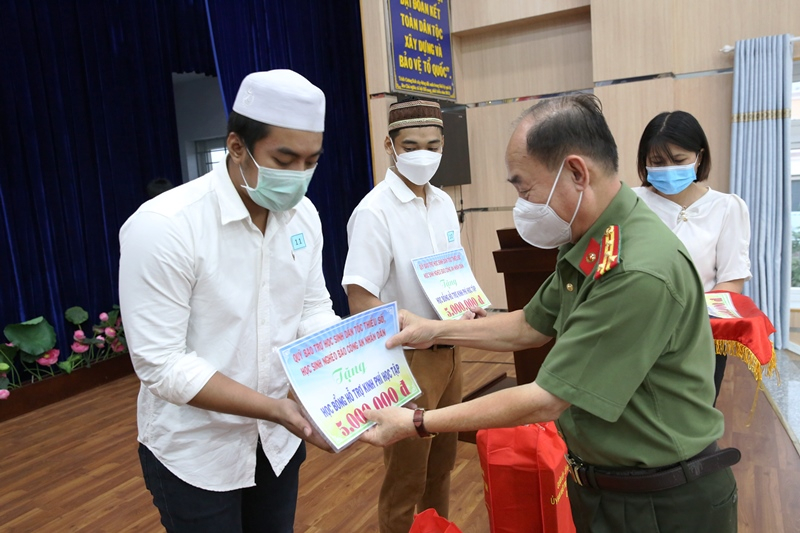 Trao 50 xuất học bỗng cho học sinh, sinh viên dân tộc thiểu số tại TP Hồ Chí Minh -0