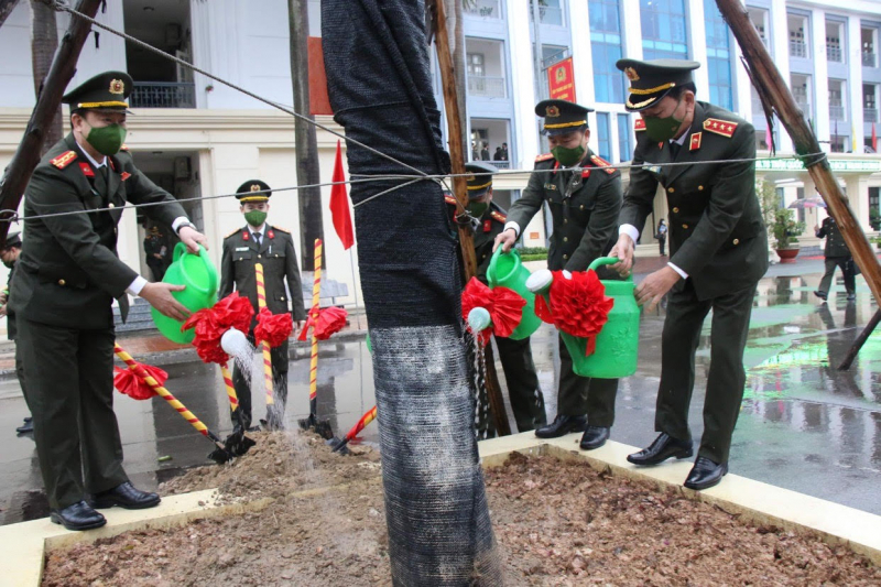 Đổi mới việc dạy học theo sát tình hình thực tiễn, quan tâm phát triển toàn diện đội ngũ cán bộ -0