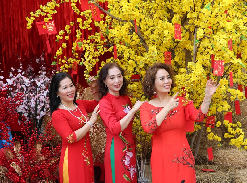 Sắc xuân đang về trên thành phố mang tên Bác -6