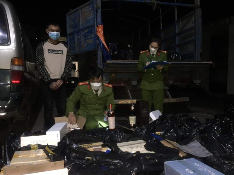 Trao thưởng nóng vụ bắt giữ 1.500 chai rượu ngoại nhập lậu -0