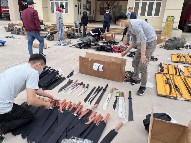 Hai vợ chồng điều hành đường dây mua bán, vận chuyển, tàng trữ vũ khí thô sơ, công cụ hỗ trợ trên không gian mạng  -0