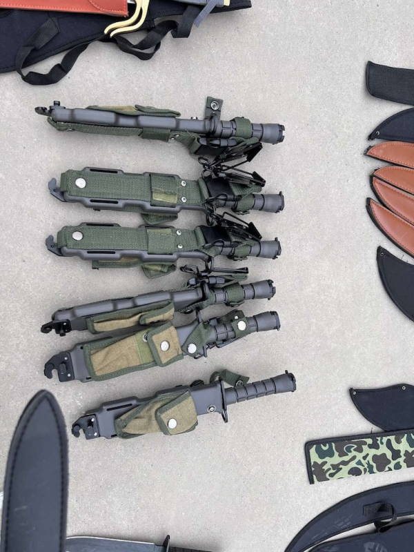 Hai vợ chồng điều hành đường dây mua bán, vận chuyển, tàng trữ vũ khí thô sơ, công cụ hỗ trợ trên không gian mạng  -1