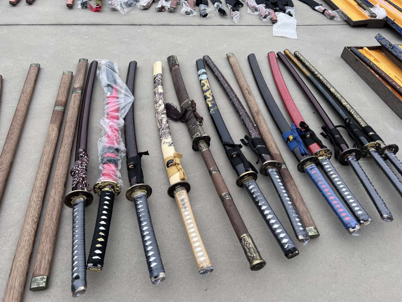 Hai vợ chồng điều hành đường dây mua bán, vận chuyển, tàng trữ vũ khí thô sơ, công cụ hỗ trợ trên không gian mạng  -2