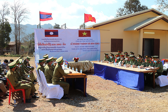 Công an tỉnh Quảng Bình bàn giao 09 trụ sở làm việc tặng Công an tỉnh Khăm Muộn (Lào) -0