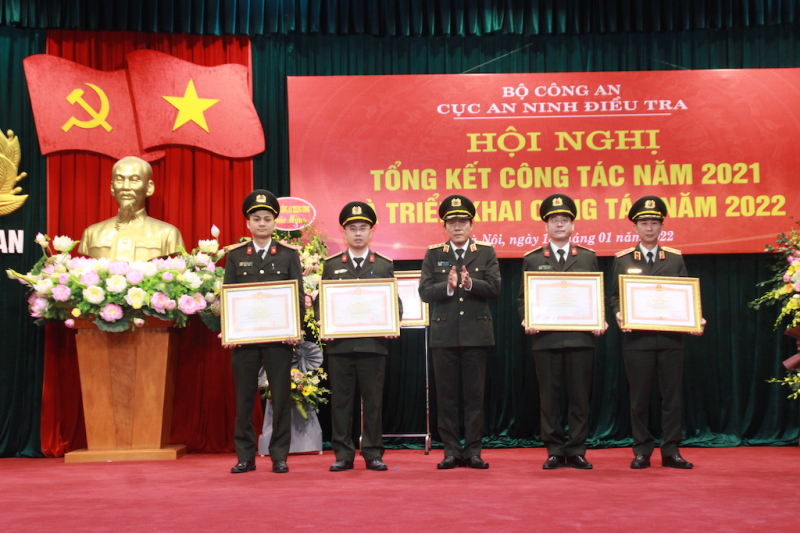 Bản lĩnh chính trị vững vàng, không dao động trước mọi thử thách, cám dỗ -0