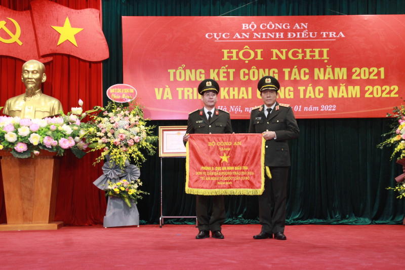 Bản lĩnh chính trị vững vàng, không dao động trước mọi thử thách, cám dỗ -0