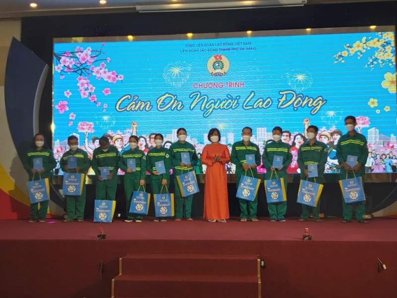 Đà Nẵng: Xúc động  “Siêu thị Tết 0 đồng” và 2000 vé xe miễn phí hỗ trợ người nghèo, công nhân đón Tết  -2