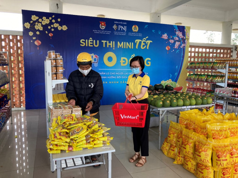 Đà Nẵng: Xúc động  “Siêu thị Tết 0 đồng” và 2000 vé xe miễn phí hỗ trợ người nghèo, công nhân đón Tết  -3