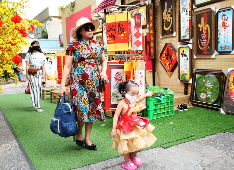 Rhythm of life returns to normal in HCMC ahead Tet -8